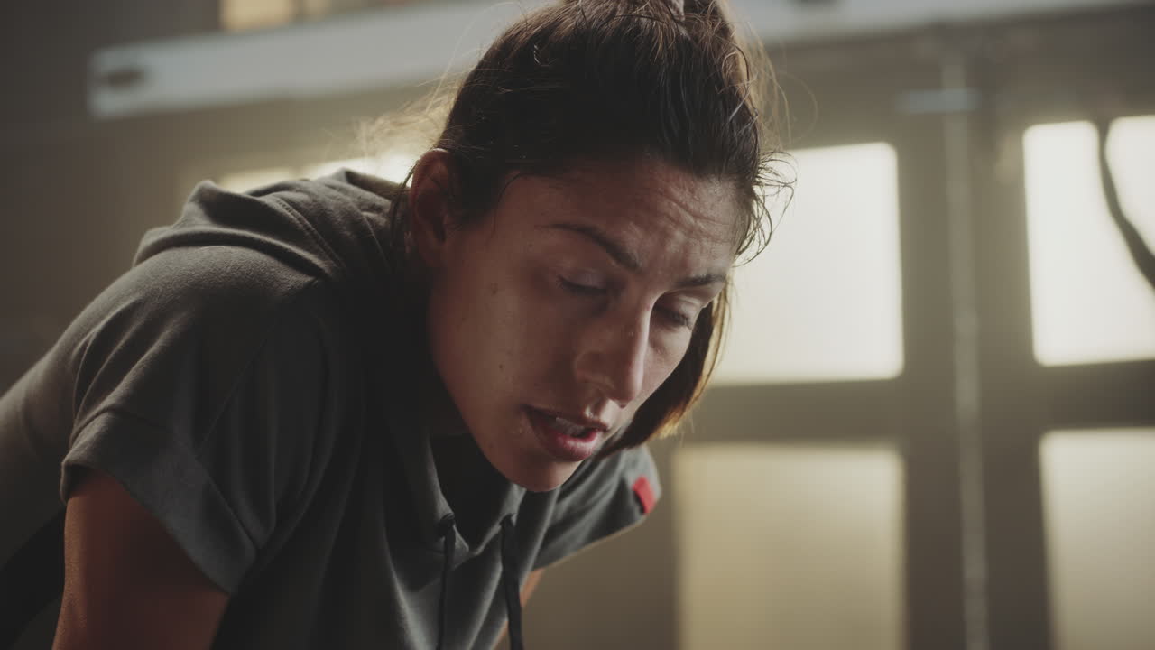 체육관 에서 운동 하는 여자