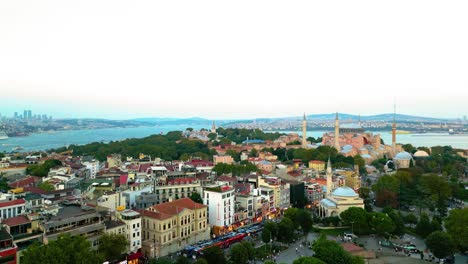 vista aérea cinematográfica del atardecer de hagia sophia en el distrito de sultanahmet de estambul, turquía