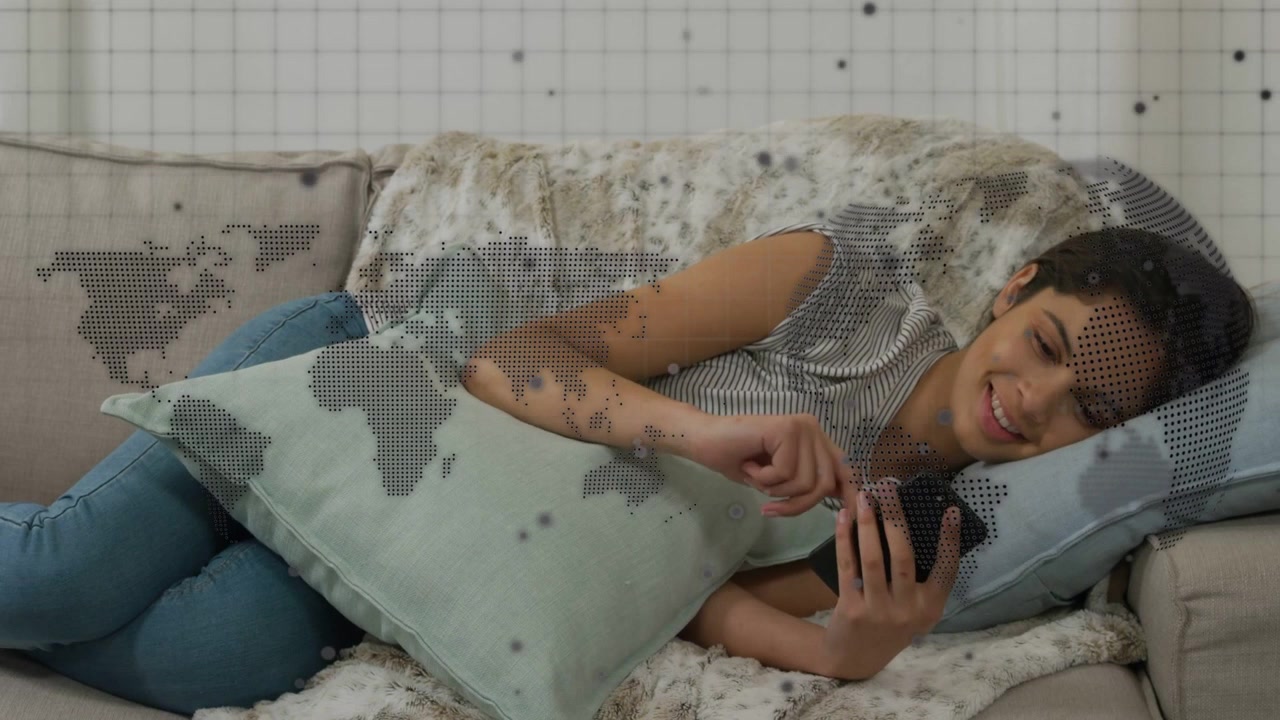 Mulher no sofá olhando para o telefone e tocando, ativando sobreposição de mapa pontilhado em toda a tela para demonstração de tecnologia