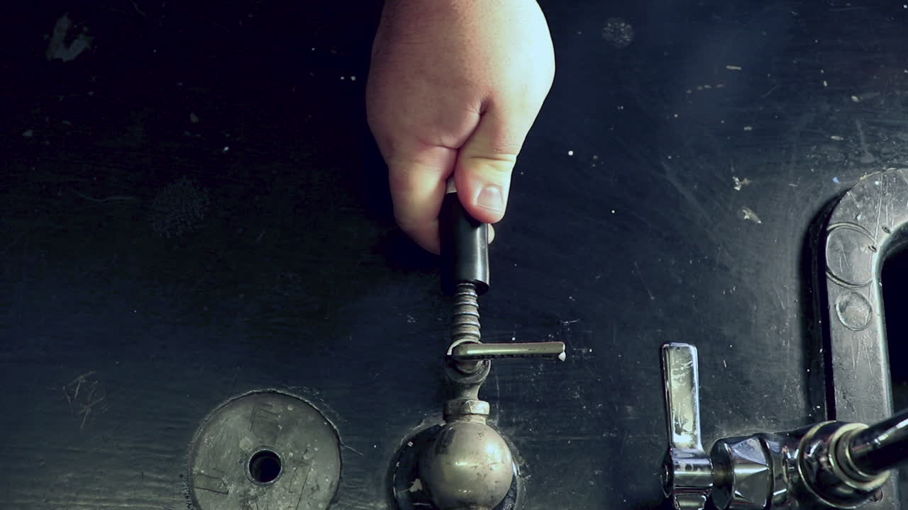 conectando la manguera del mechero bunsen a la espita de gas a la mitad de la velocidad