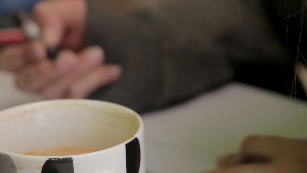 종이 기울기 시트에 쓰는 책상에 여자