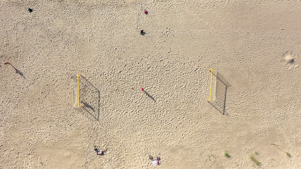 antena: tiro simétrico descendente de la cancha de fútbol en una playa de arena en un día soleado