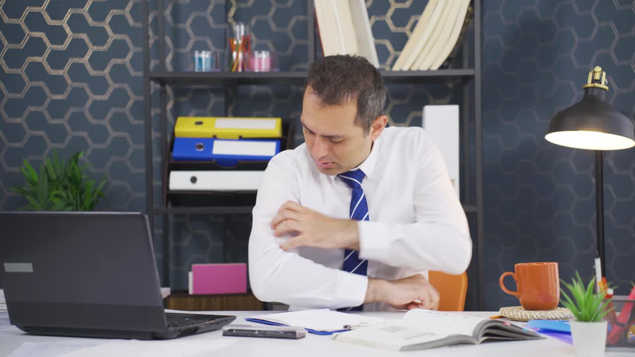 알레르기 질환이 있는 사업가의 가려움증.