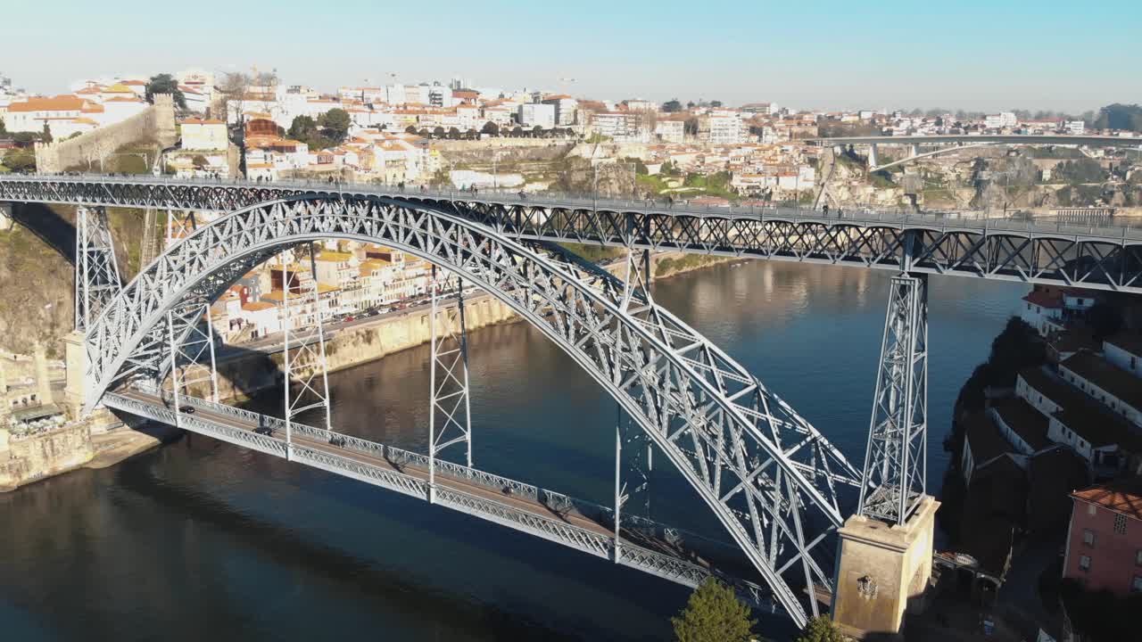 포르토, 포르투갈 - 공중 푸시 인 샷의 돔 루이스 내가 다리의 전망