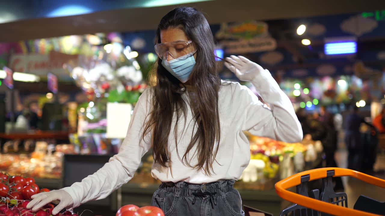 mujer comprando productos en un supermercado durante una pandemia