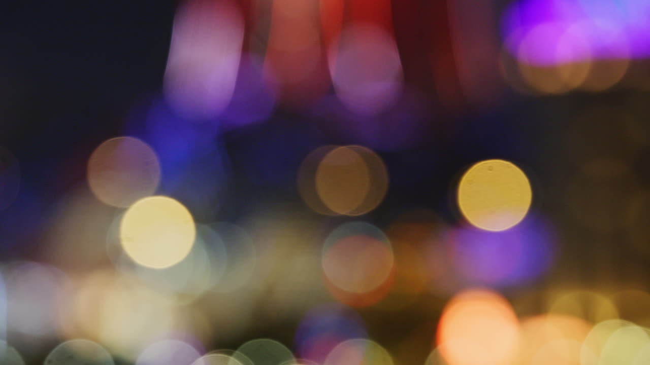 Luci bokeh colorate che cambiano di notte