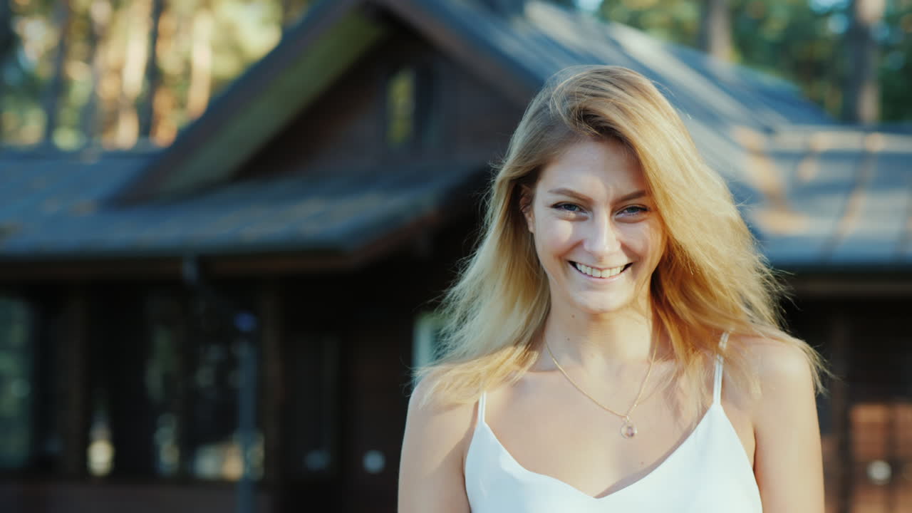 mujer joven con llaves de casa sonriendo mirando a la cámara
