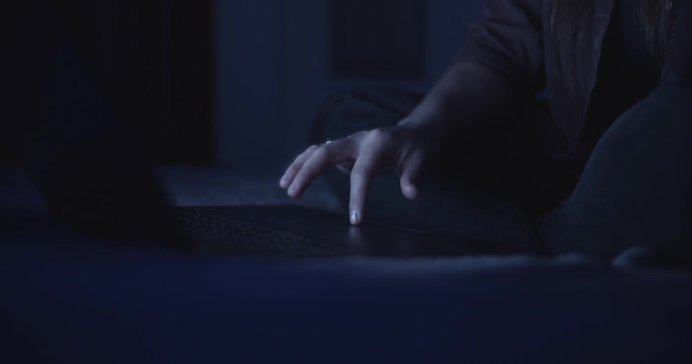 Donna che usa un touchpad sul suo computer