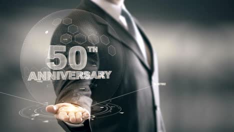 cincuenta y cincuenta aniversario empresario con nuevas tecnologías en la mano