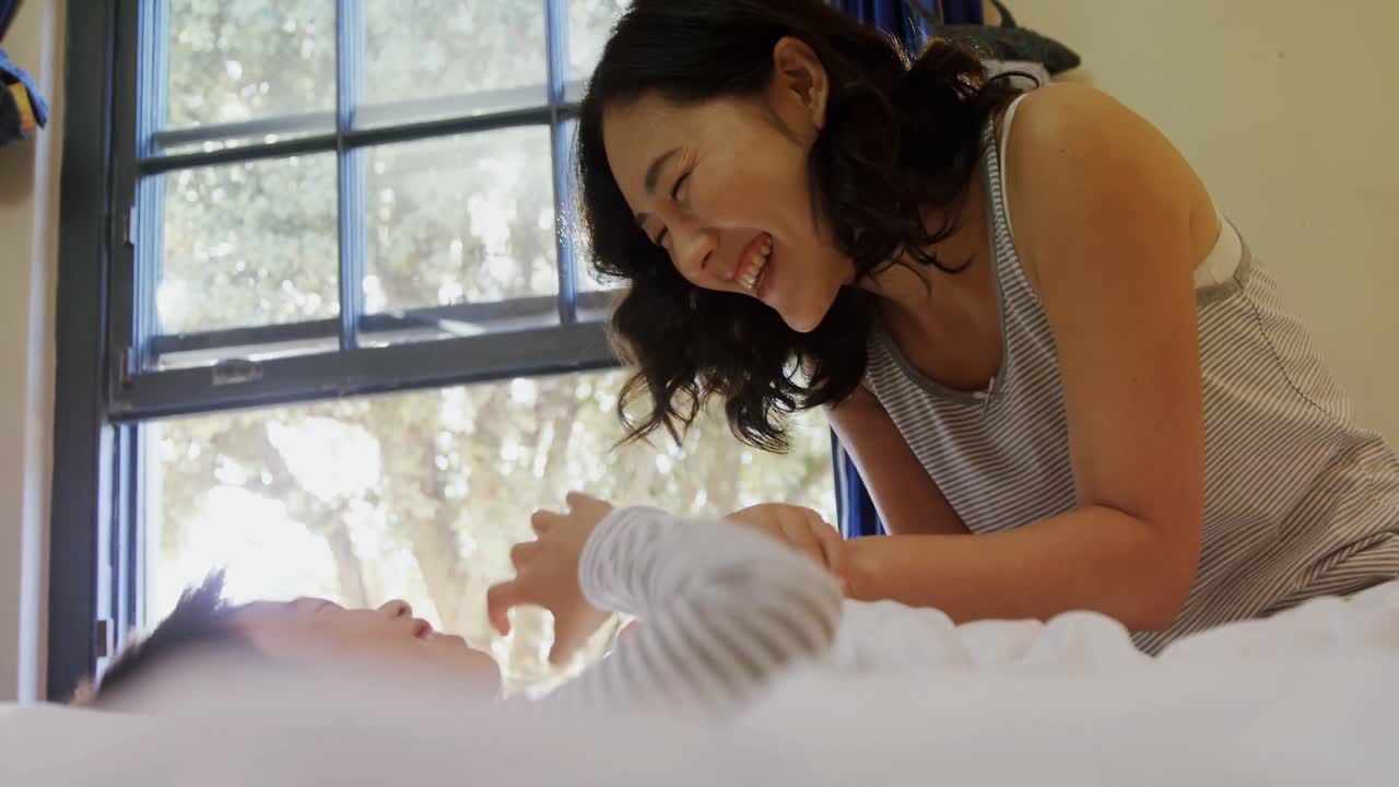 어머니와 아들이 침실 4k에서 침대에서 재미를