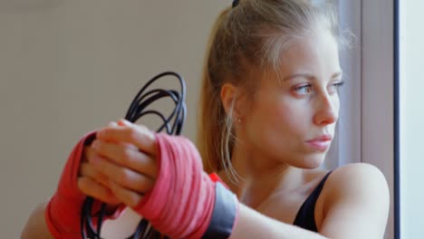 boxeadora relajándose en el estudio de fitness 4k