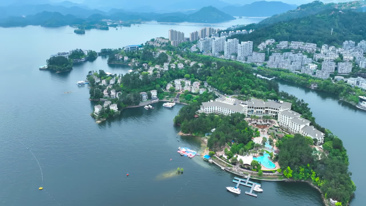 부동산 콘셉트: 강 근처의 교외에 있는 주거 주택과 아파트, 주택 사이에 많은 나무가 있고, 호수와 초고층 건물, 배경에 랜드마크 건물, 은 날 구름