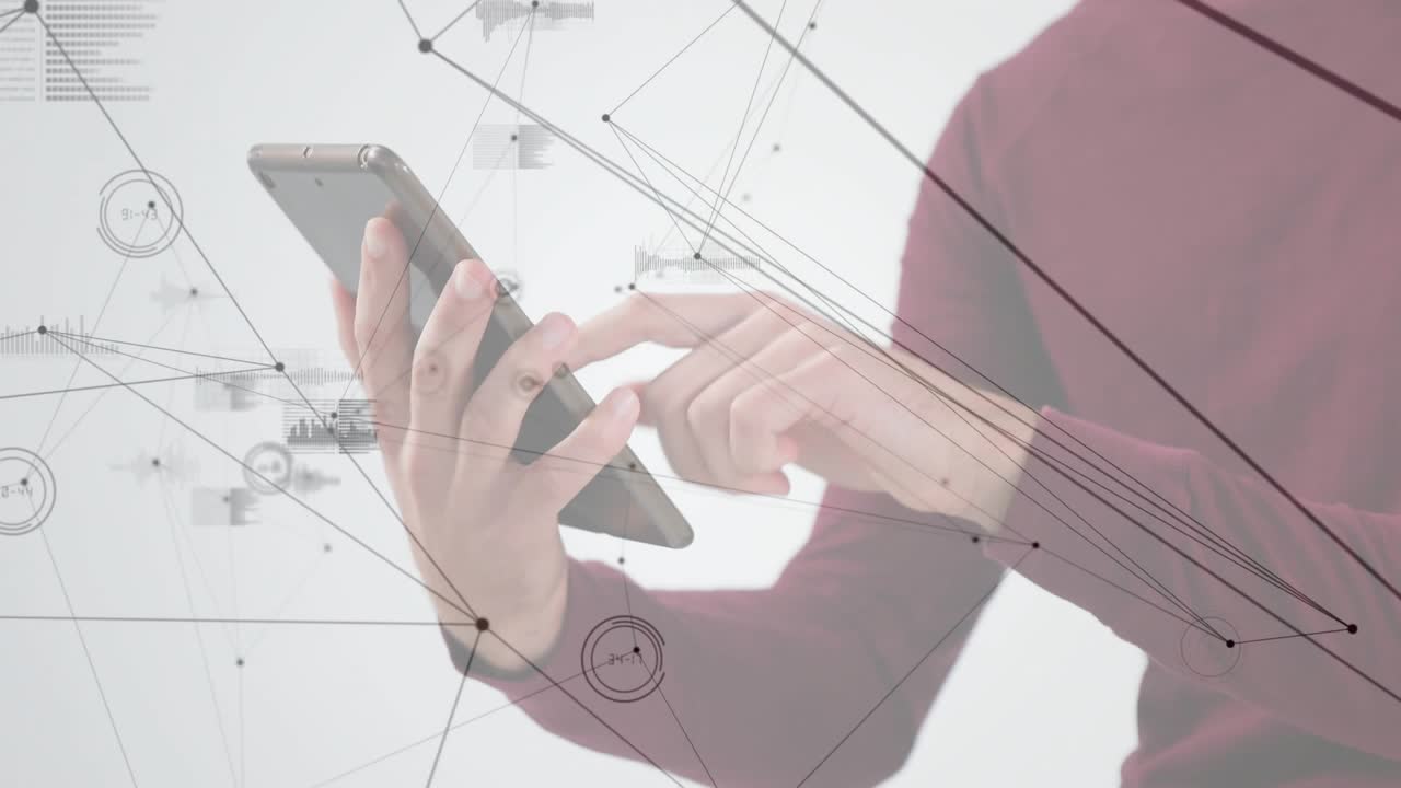 Homem de blusa bordô tocando e deslizando em um tablet em estúdio branco para controlar sobreposições de dados.