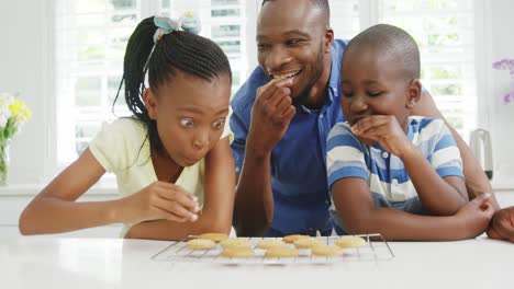 Padre-E-Hijos-Comiendo-Galletas