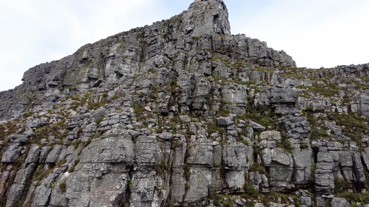 pov desde un teleférico subiendo al pico de la montaña de la mesa en ciudad del cabo, sudáfrica