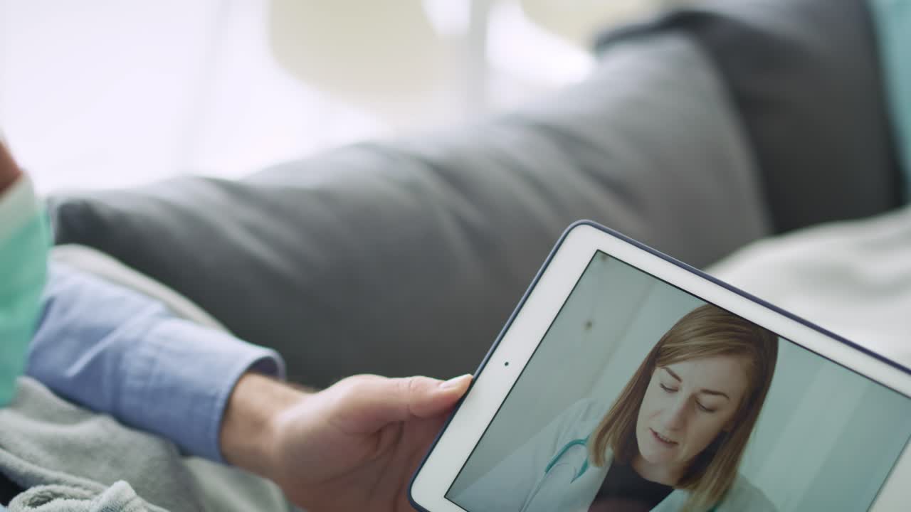 Video con carrellata a destra di un paziente in videoconferenza con un medico