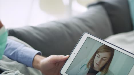 seguimiento de video derecho del paciente teniendo videoconferencia con el médico