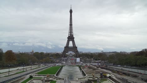 la torre eiffel recibe más visitantes que cualquier otro monumento pagado en el mundo, se estima que 7 millones de personas al año.