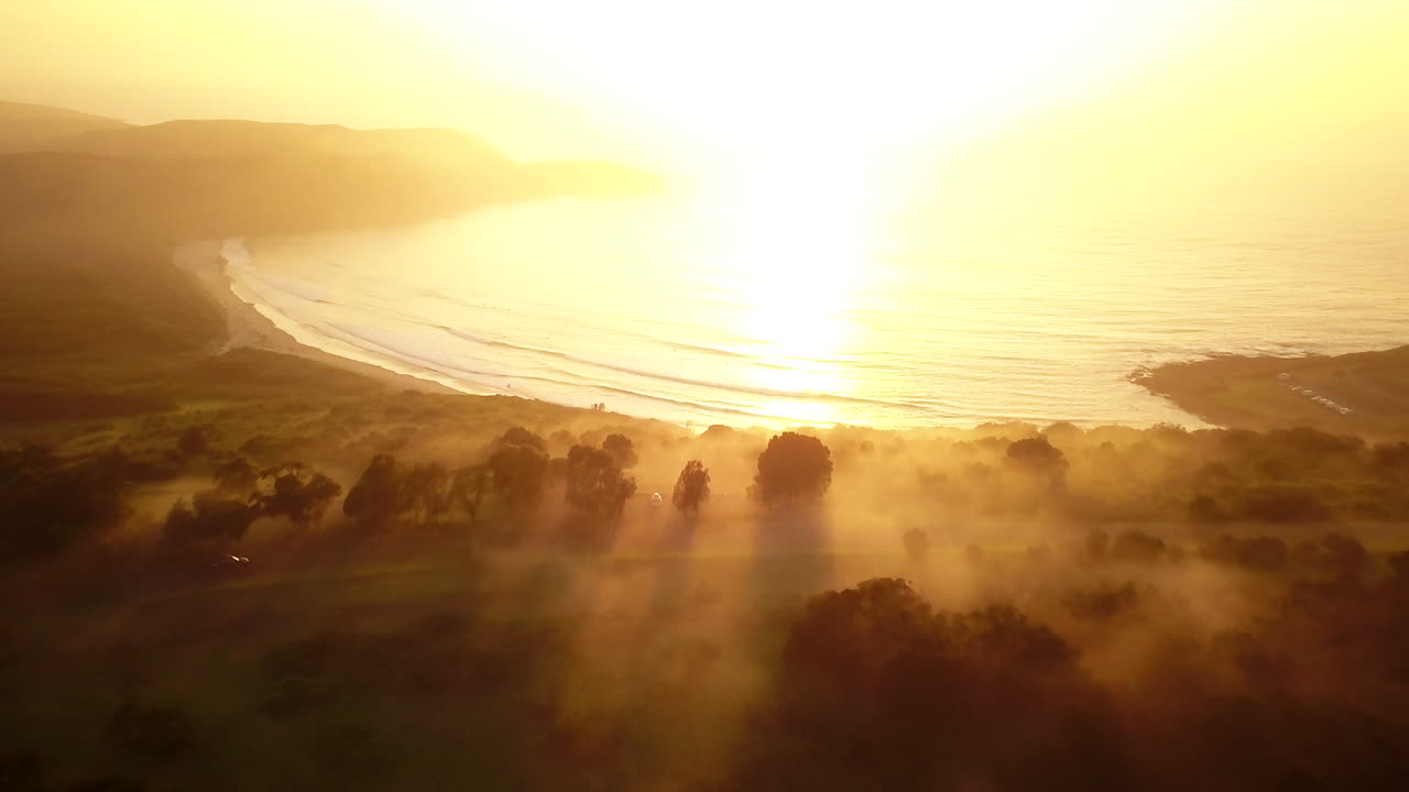 brillante amanecer niebla sydney australia la granja lugar de surf día de año nuevo comienzo del año bahía maravillosa vista al mar dron de taylor brant película