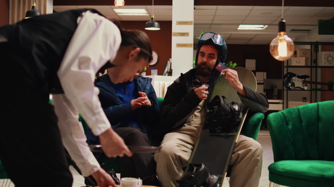 커피값을 신용카드로 지불하는 사람