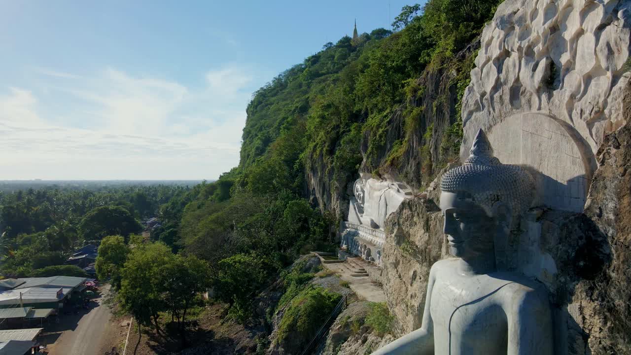 buda gigante tallado en roca en la ladera de la montaña, phnom sampov, battambang, camboya