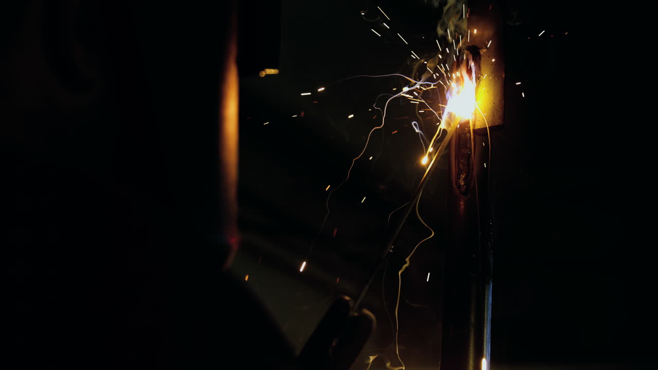 soldador que suelda un metal