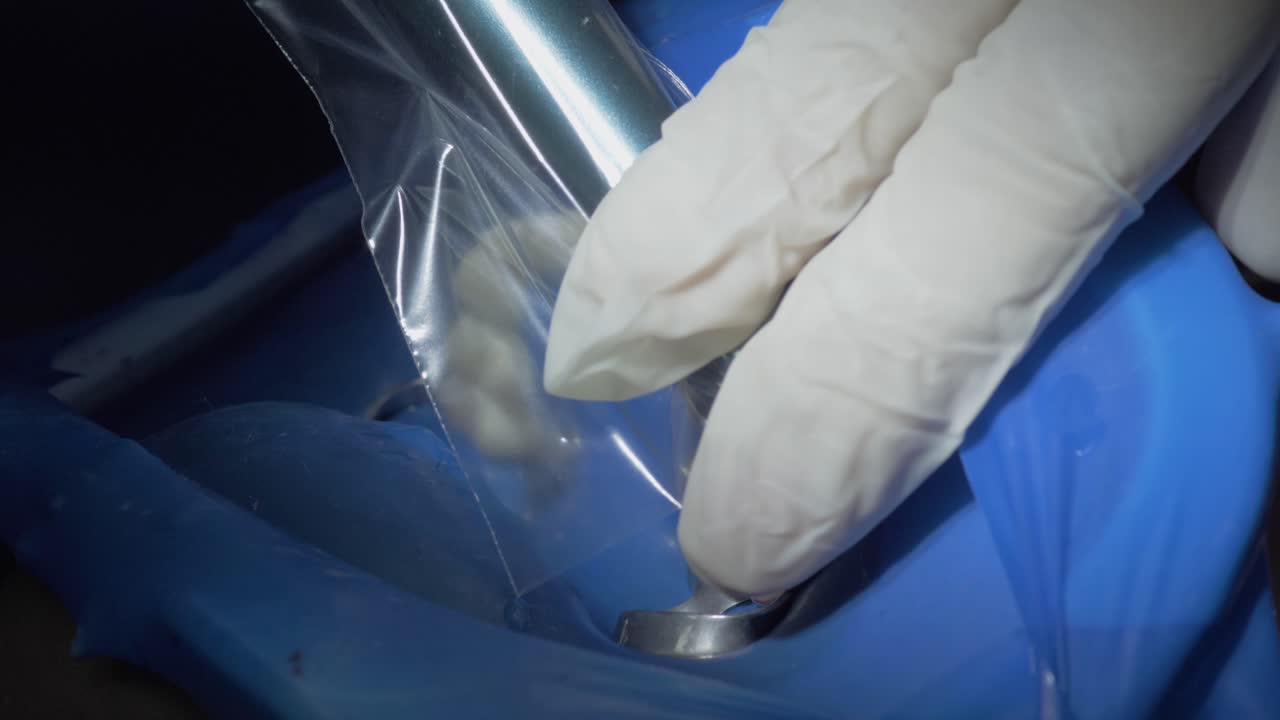 치과 의사가 사용하는 치아 청소의 첨단 기술은 자외선 파란 빛을 사용합니다.