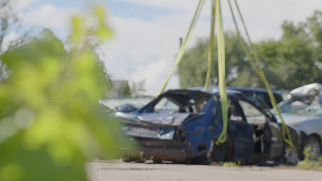 오래된 공장에서 재활용하기 위해 부서진 자동차를 들어올리는 파노라마 사진