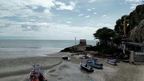 Marea-Baja-En-La-Playa-De-Hua-Hin-Y-Wat-Khao-Takiab