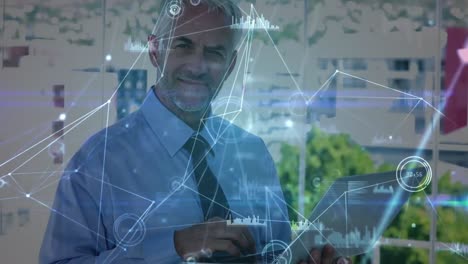 animación de puntos que se conectan con líneas y gráficos sobre hombre de negocios caucásico usando portátil en la oficina.