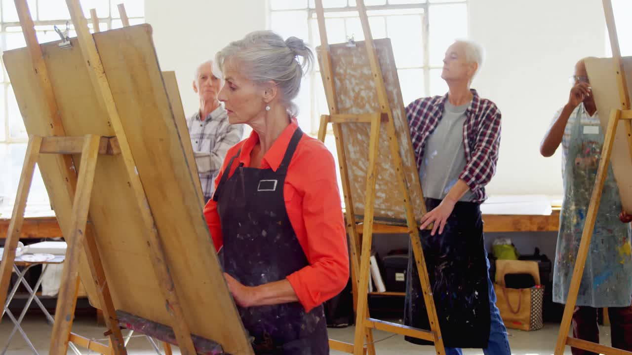 Kunstner tegner på lerret 4k