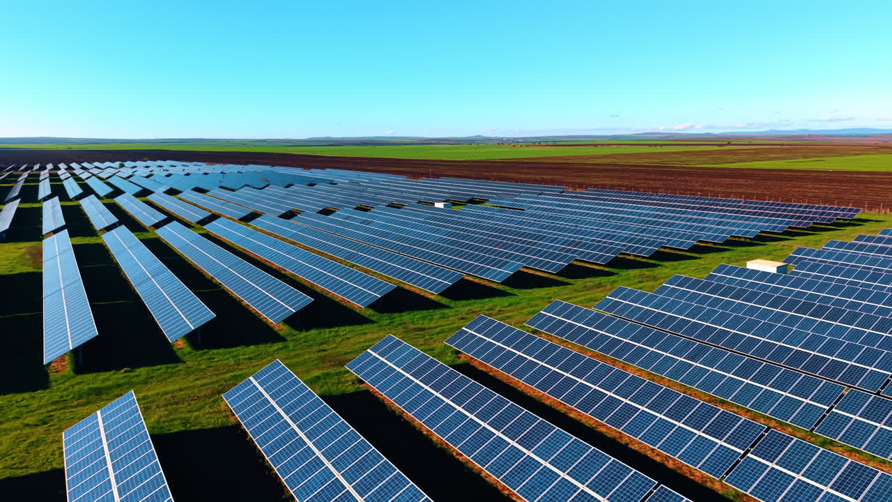 Rækker af solpaneler vendt mod solen. Grøn energiproduktion med miljøvenlig teknologi.