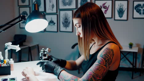 artista del tatuaje en el trabajo