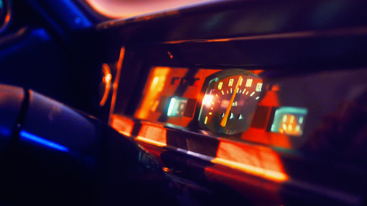 tablero de instrumentos de automóviles antiguos por la noche