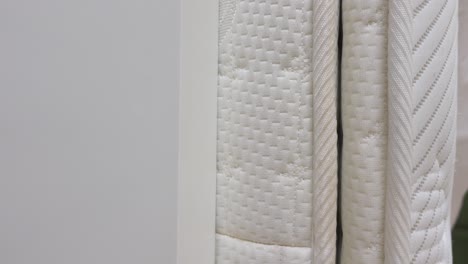 primer plano de un colchón blanco