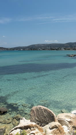 Escena-De-Playa-En-La-Isla-De-Paros,-Grecia-En-Vertical.