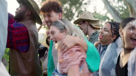 baile, música y fiesta con amigos en el festival