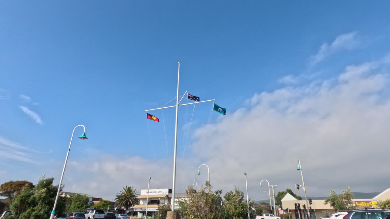 해안 마을에서 발이 흔들리고 있습니다.