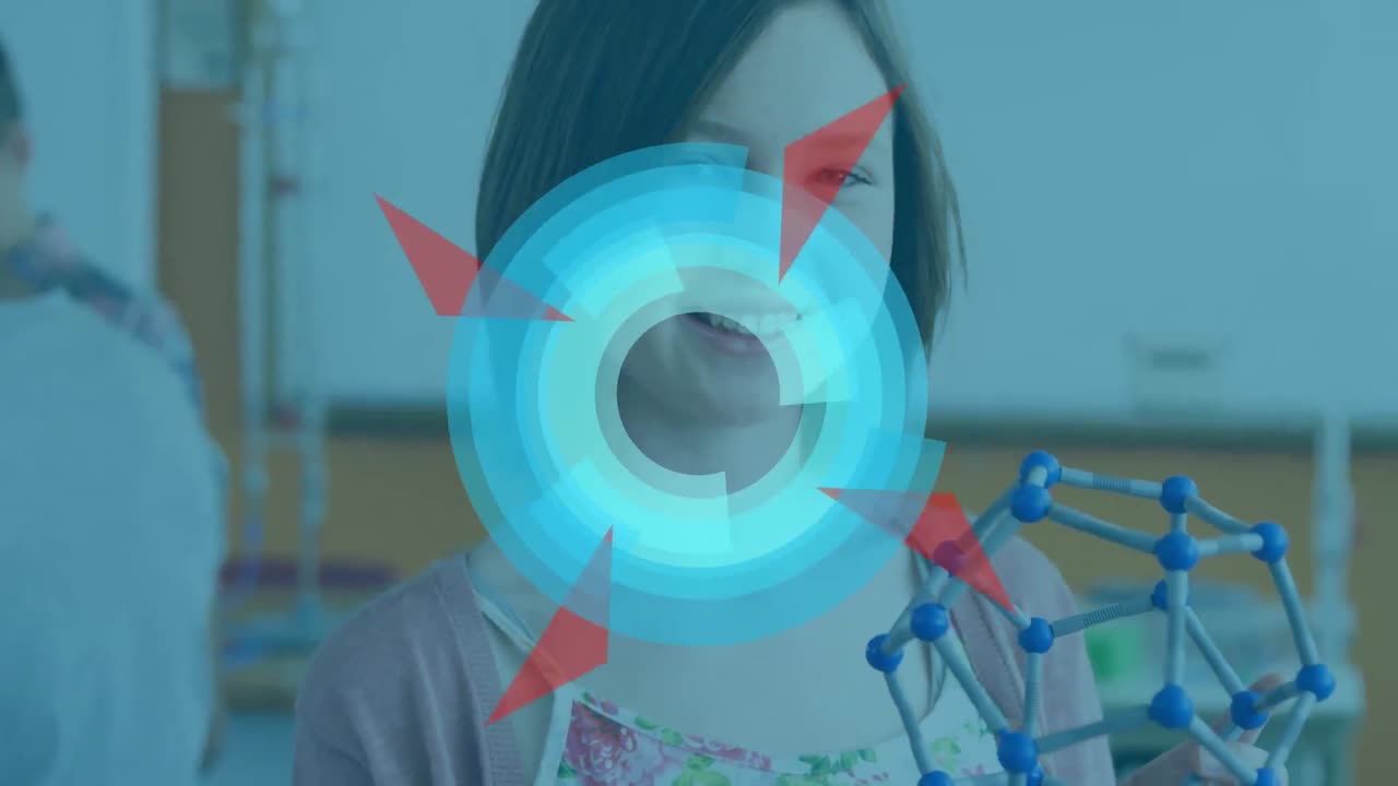 forma circular geométrica abstracta girando contra el retrato de una chica caucásica sonriendo en el laboratorio