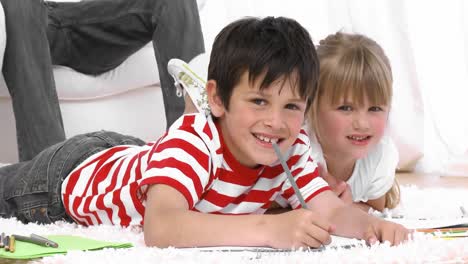 Children-lying-on-the-living-room-floor-