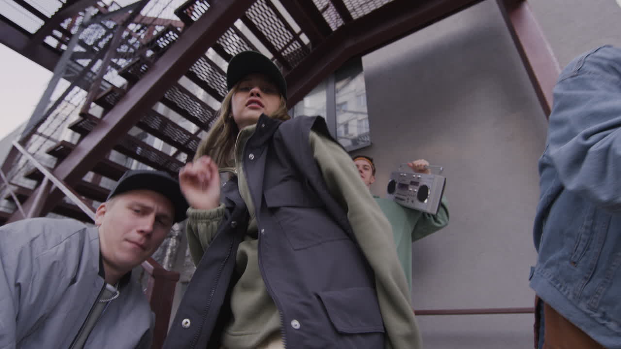 계단에 있는 젊은이들