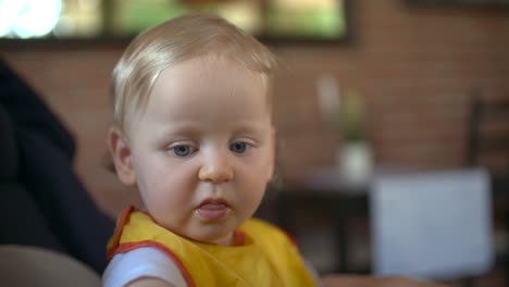 Niña-Pequeña-Comiendo-Comida-Para-Bebés