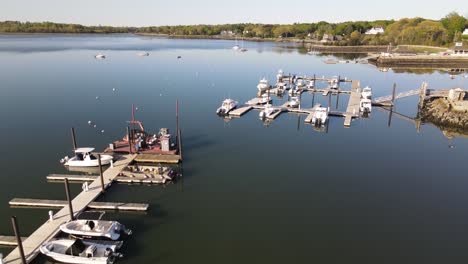 Rückzug-Aus-Der-Luft-Von-Stationären-Booten,-Die-Tagsüber-Im-Hafen-Von-Hingham-Südlich-Von-Boston-Angedockt-Sind