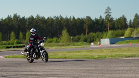 Motociclista-Toma-Turno-En-La-Pista-De-Carreras-El-Día-De-La-Competencia