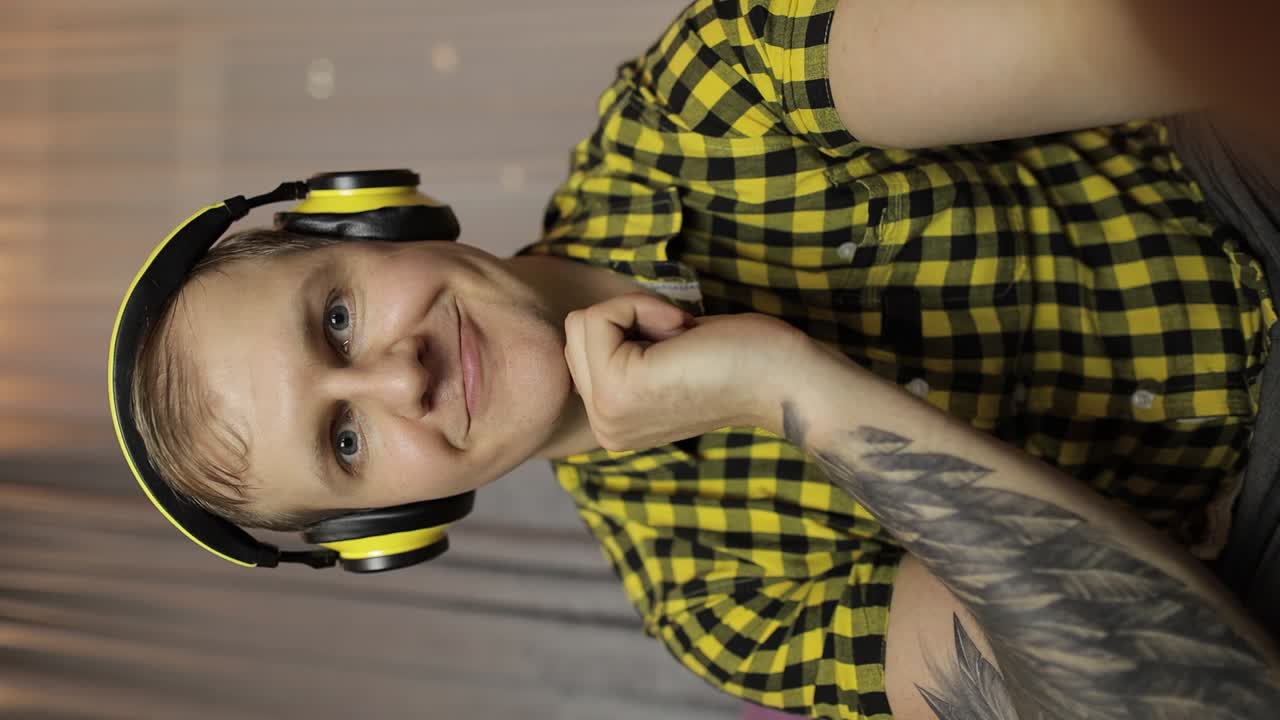 Vertikalt håndholdt POV-optagelse af ung mand, der tager en selfie, videoopkald derhjemme.