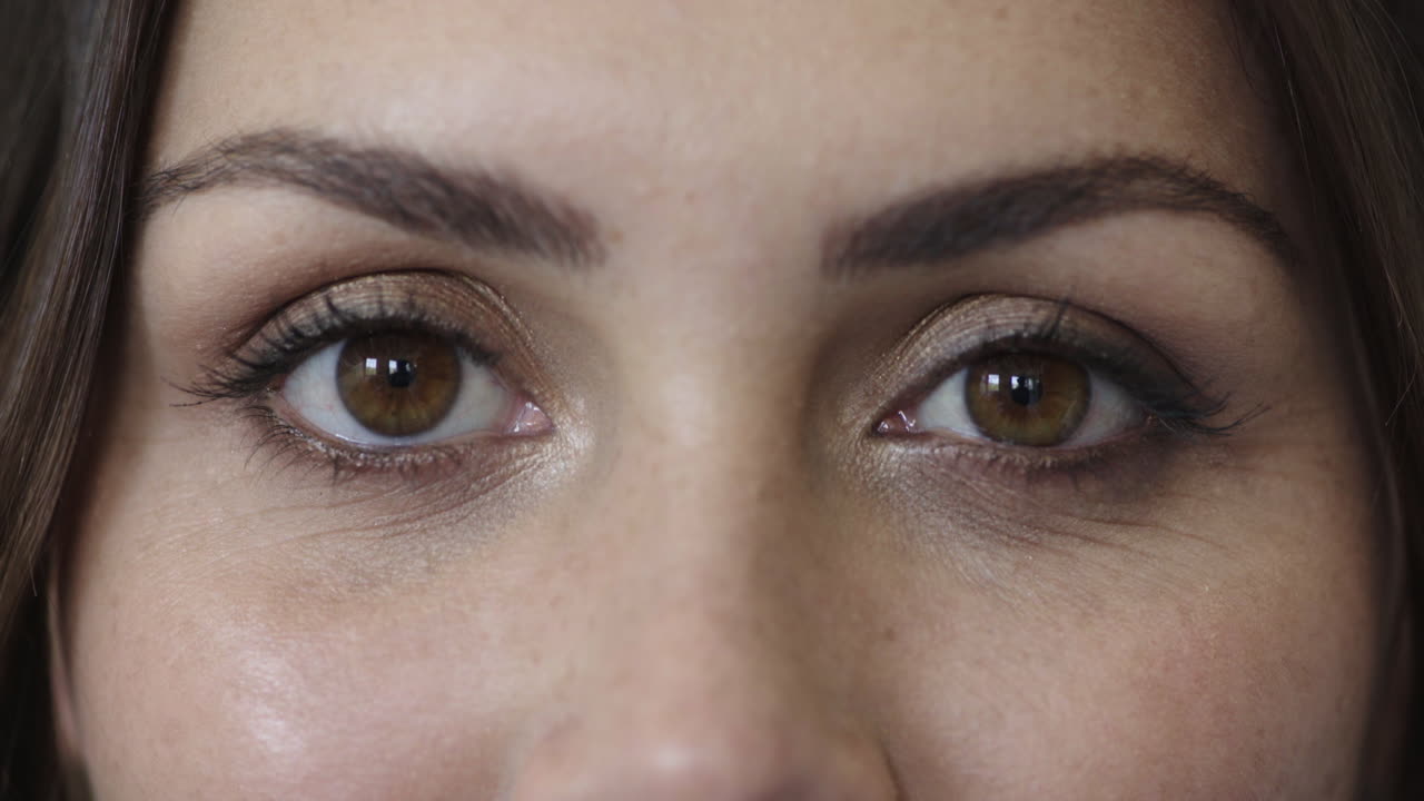 아름다운 여성의 가까운 눈 행복한 표정 메이크업 화장품을 착용 여성 아름다움 개념