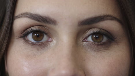 de cerca de una mujer hermosa ojos mirando expresión feliz usando maquillaje cosméticos concepto de belleza femenina