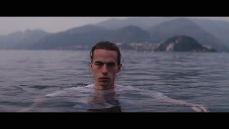 persona nadando en un lago