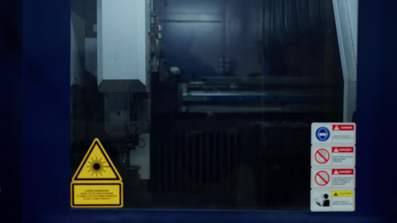 작동 중인 레이저 절단 기계