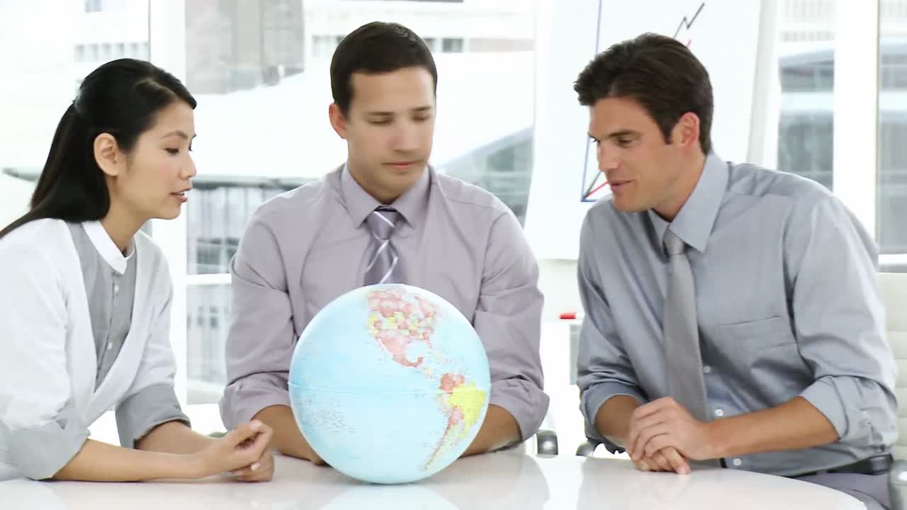 un equipo de negocios ambicioso hablando de expansión.